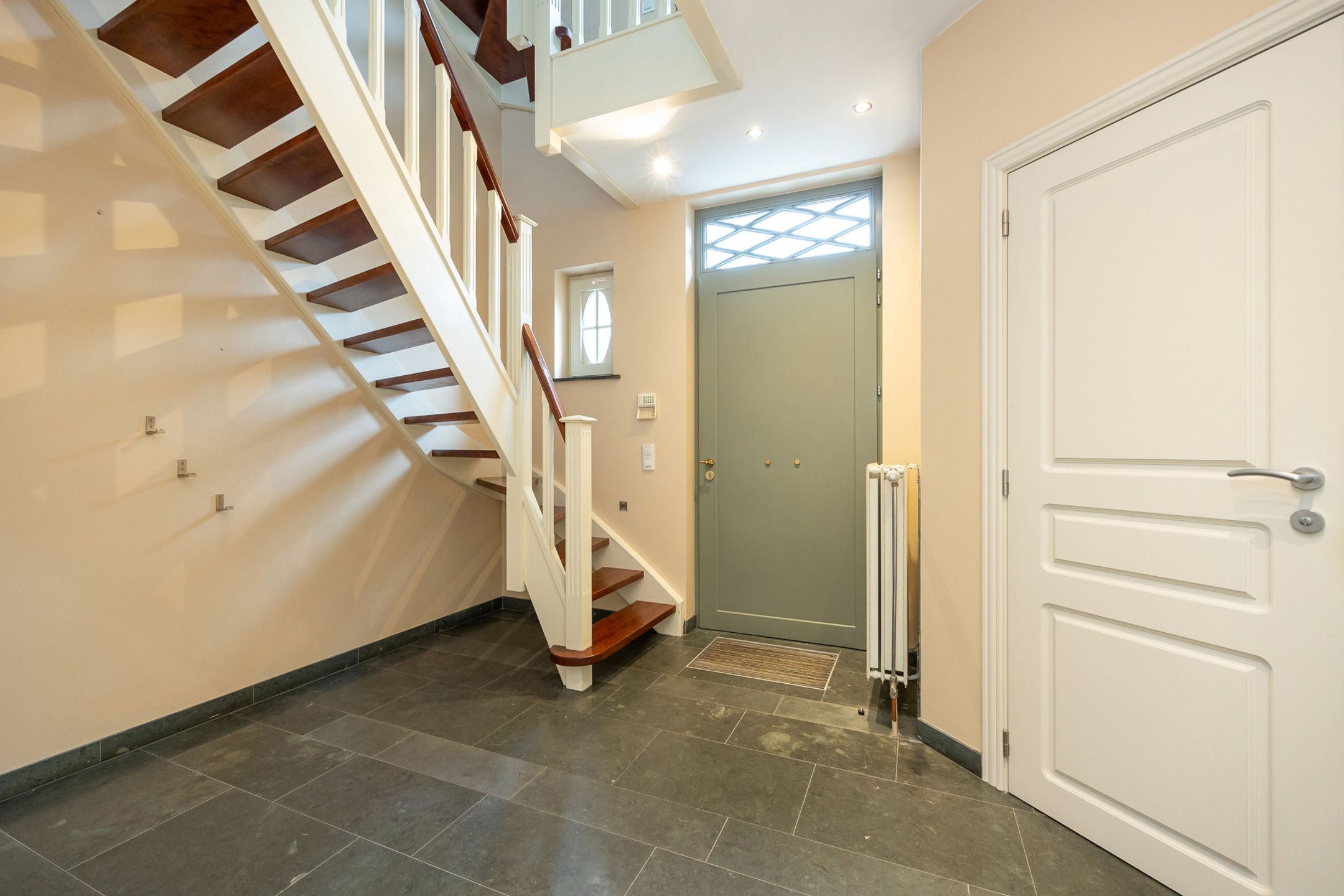 Ruime villa met tuin, bijgebouw en dubbele garage in Zoersel. foto 2