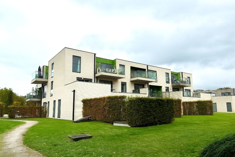 Zonnig, centraal gelegen appartement met 2 slaapkamers en ruim terras (12 vkm) met zicht op de Leie foto {{pictureIndex}}