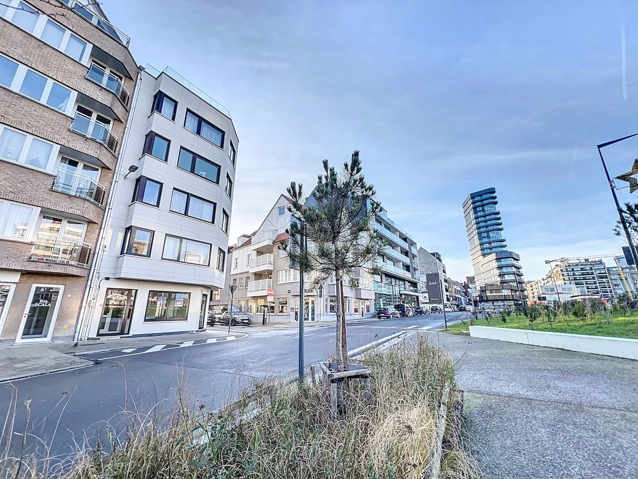 Volledig gerenoveerd multifunctioneel hoekpand gelegen op de Knokkestraat ter hoogte van de Site van de Heldentoren foto {{pictureIndex}}