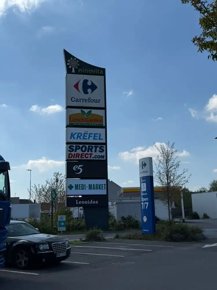 BAANWINKEL MET PARKING NABIJ MEDI MARKET, CARREFOUR, KRËFEL, ... foto 4