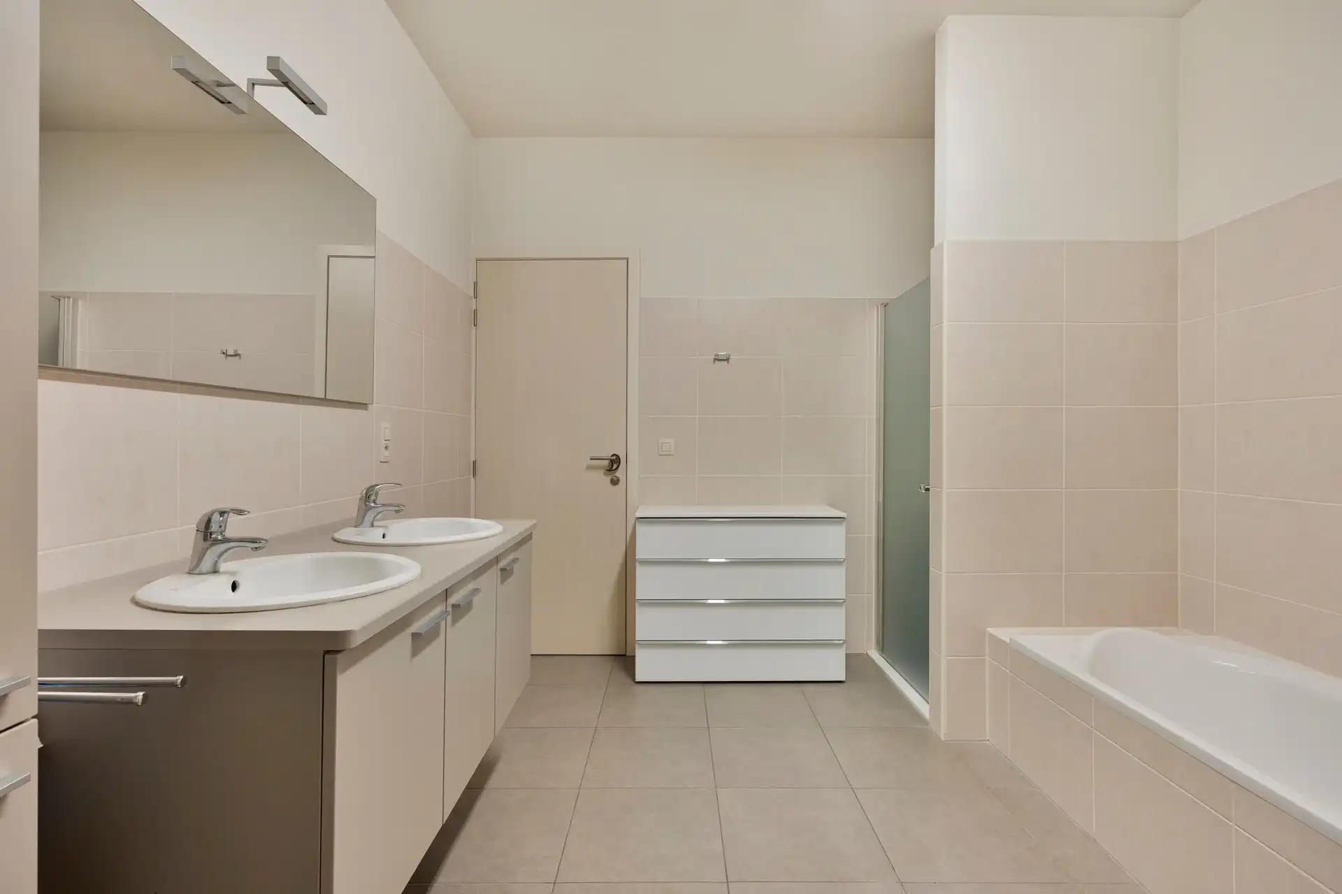Lichtrijk gelijkvloers appartement met aparte toegang, 2 slaapkamers en plafonds van ca. 3 m foto 10