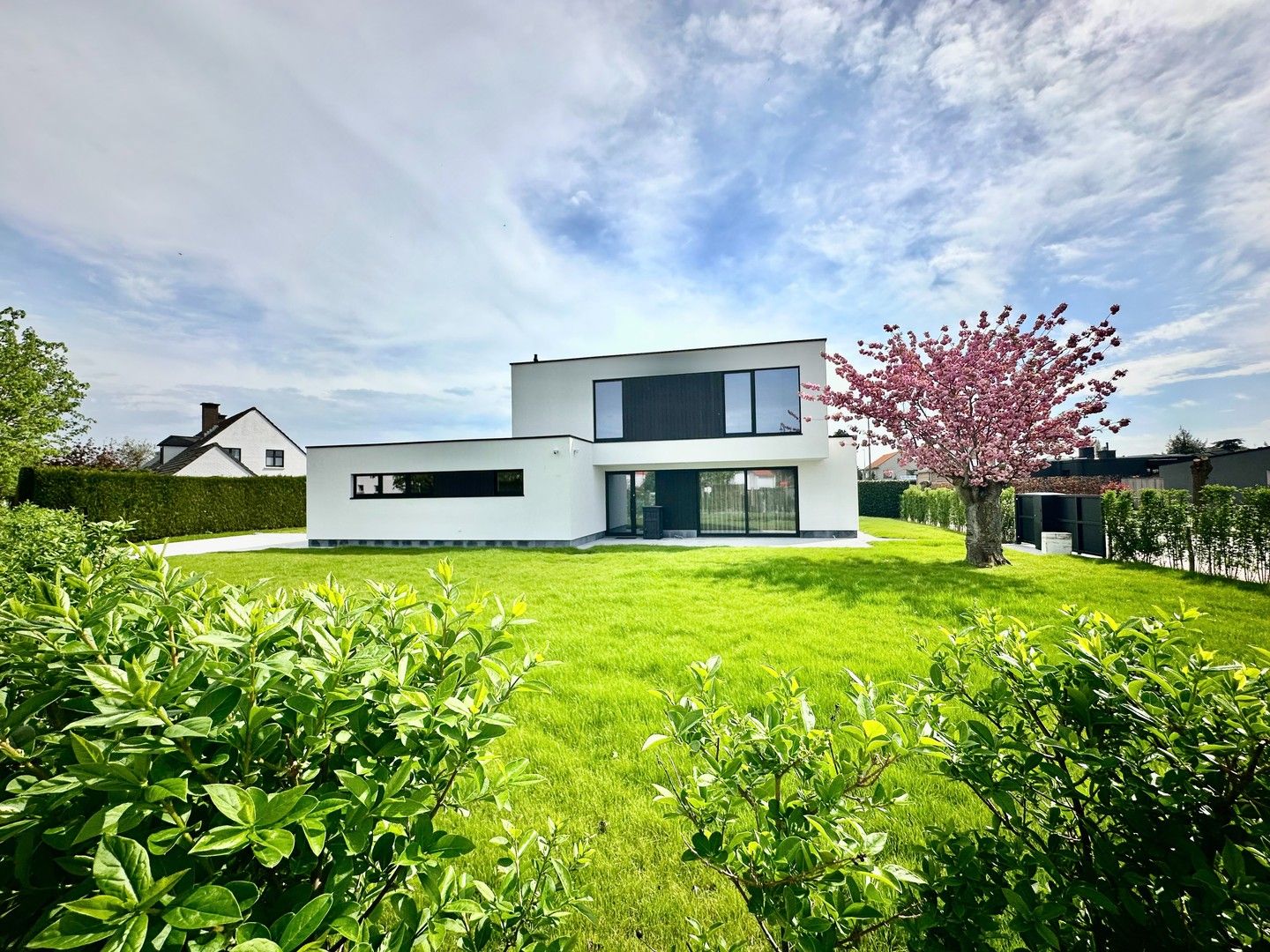 Alleenstaande moderne villa gelegen in een rustige residentiële omgeving te Knokke foto {{pictureIndex}}