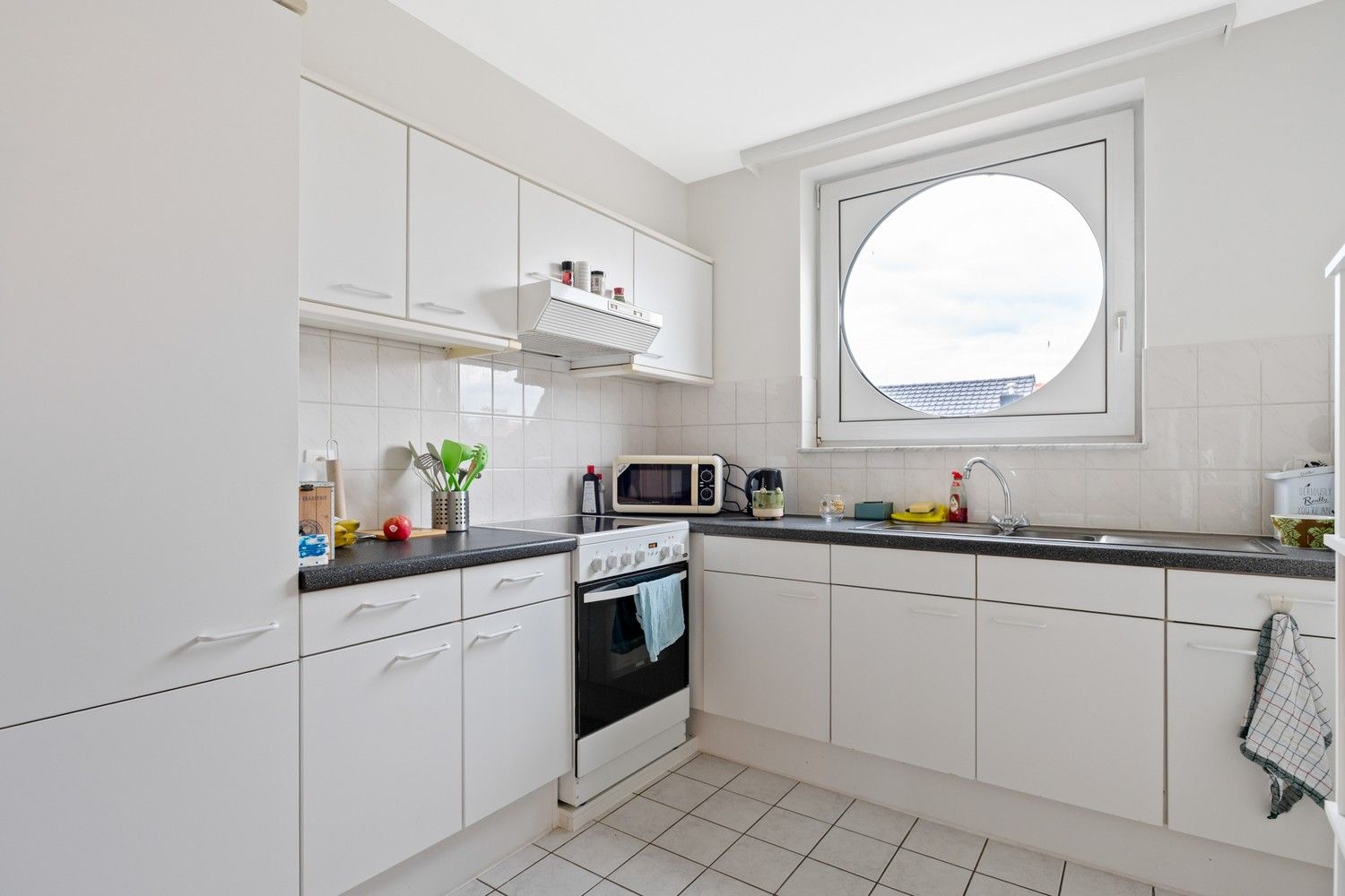 Ruim appartement met autostaanplaats in het centrum van Merksem! foto 7