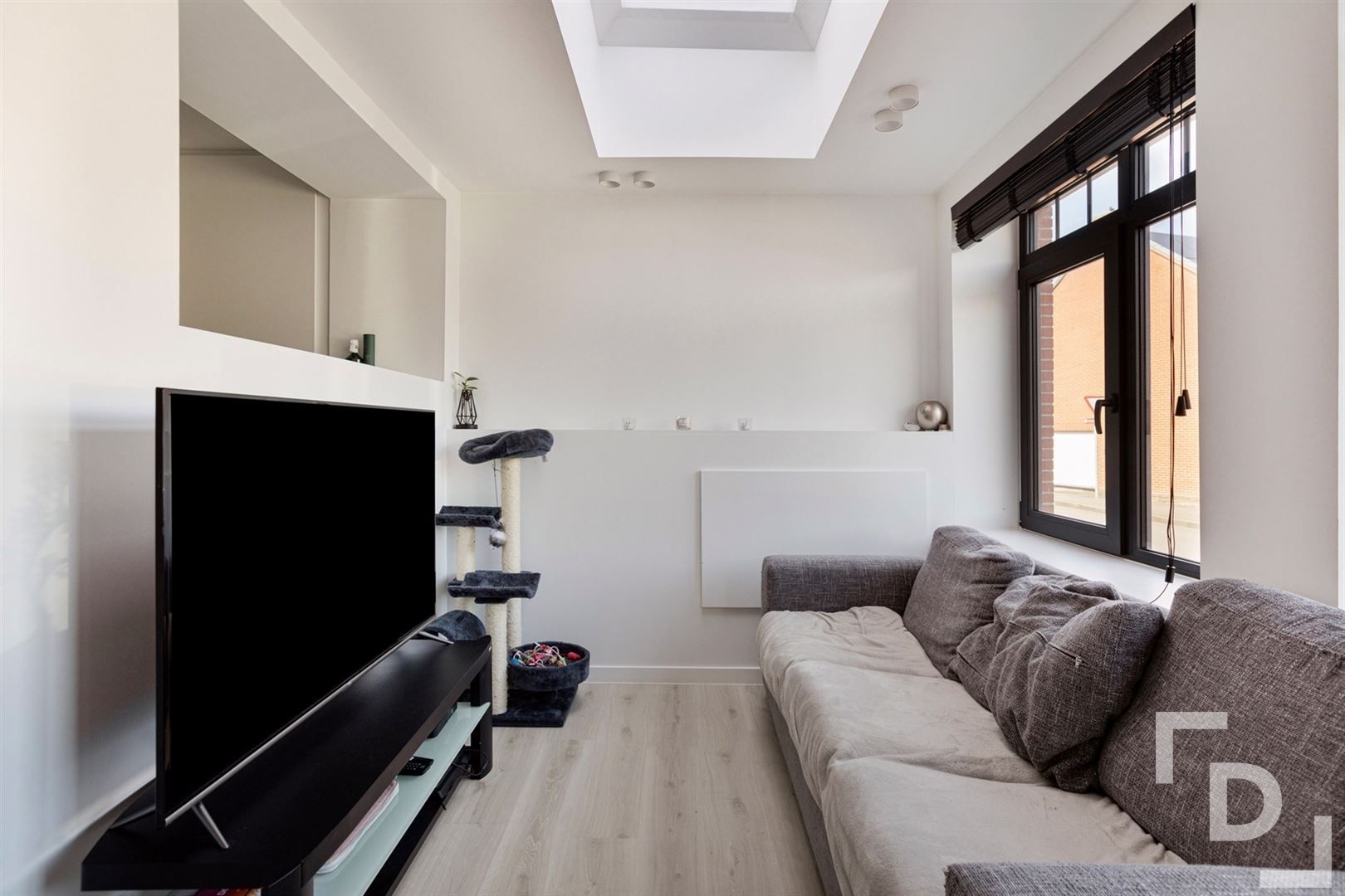 Volledig gerenoveerd, compact huis in Vlamertinge. foto 7