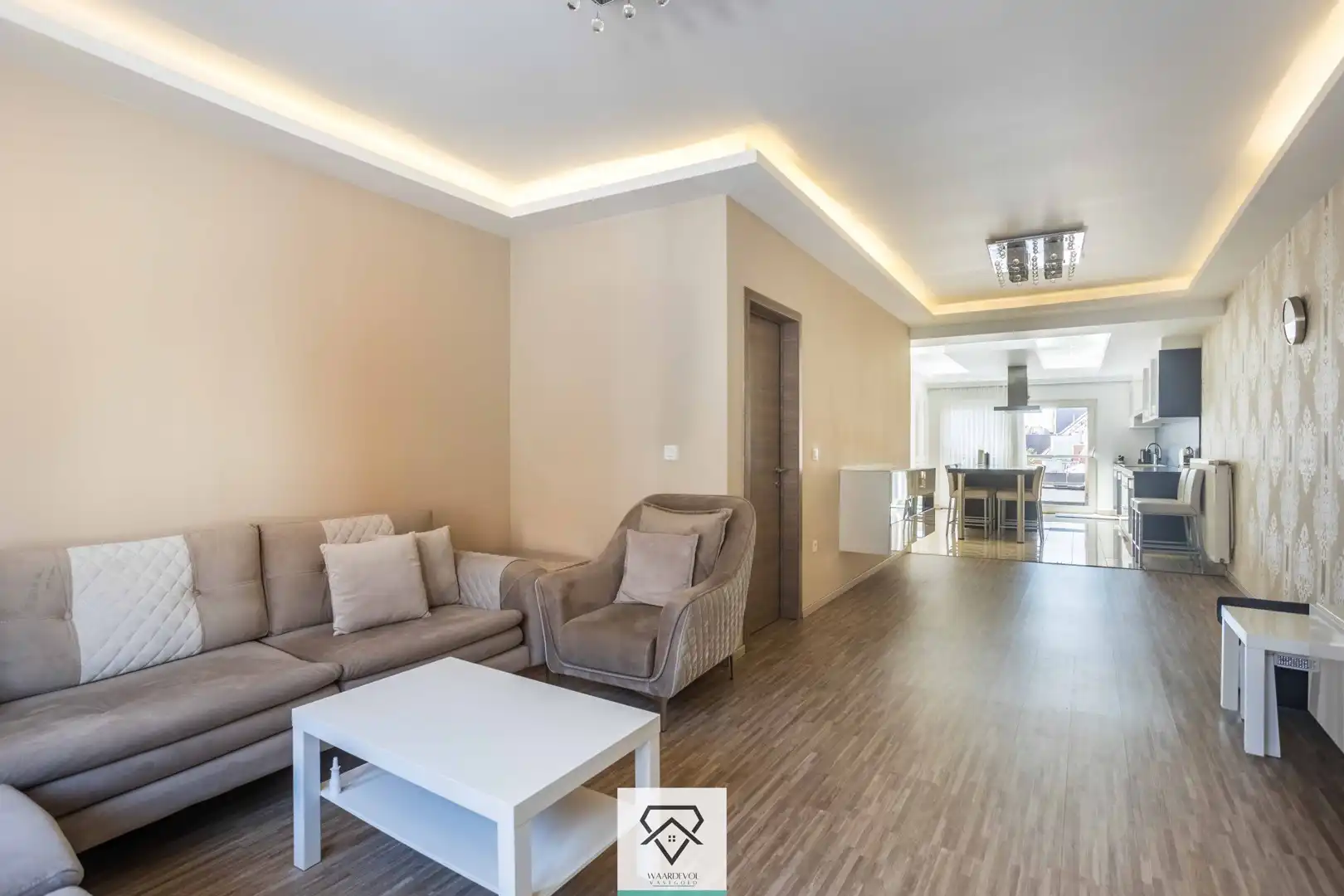 Ruim handelshuis te koop bestaande uit duplexappartement en dubbele handelsruimte foto 13