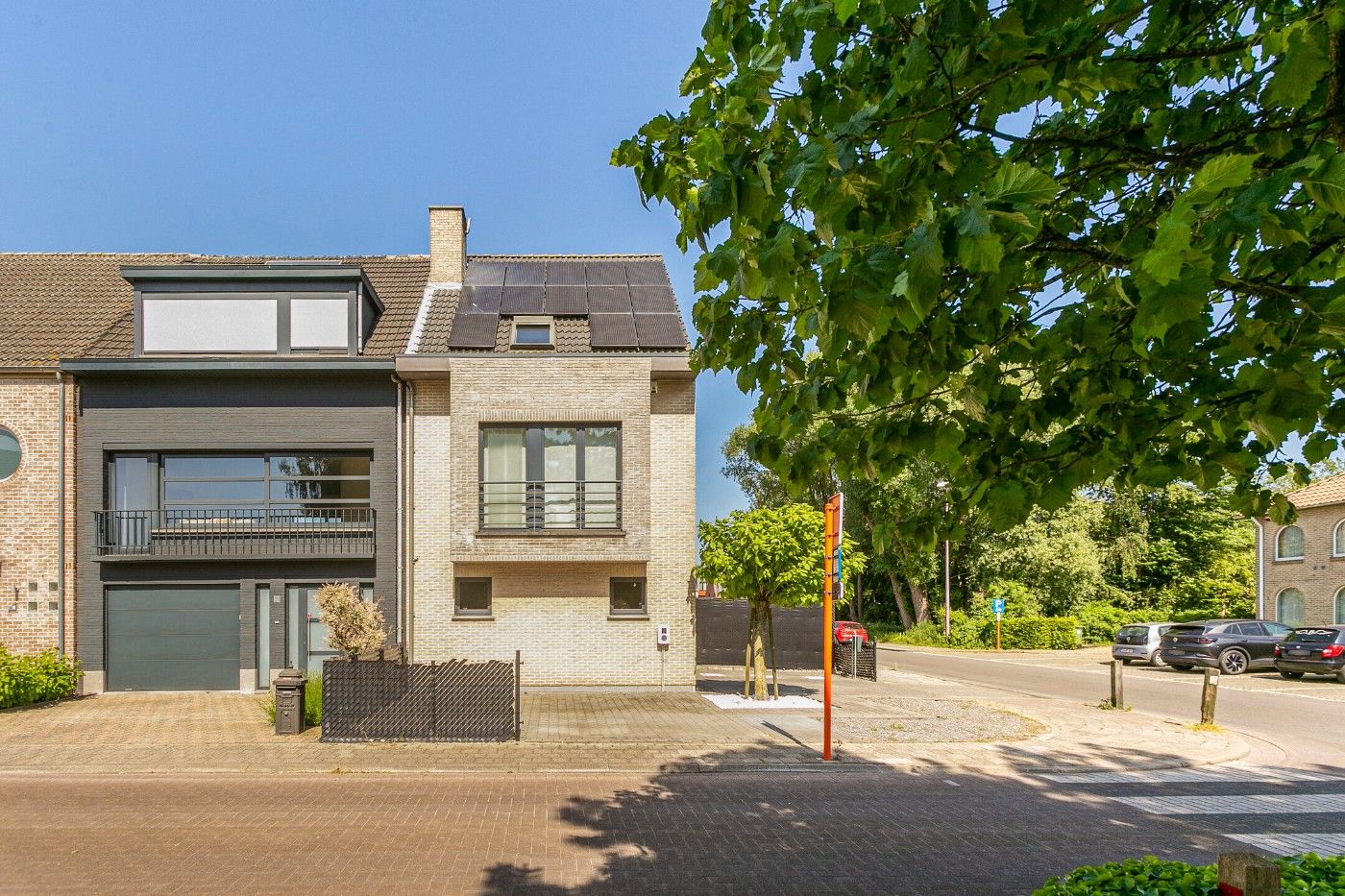 Moderne HOB met 4 slpk., inpandige garage en tuin foto {{pictureIndex}}