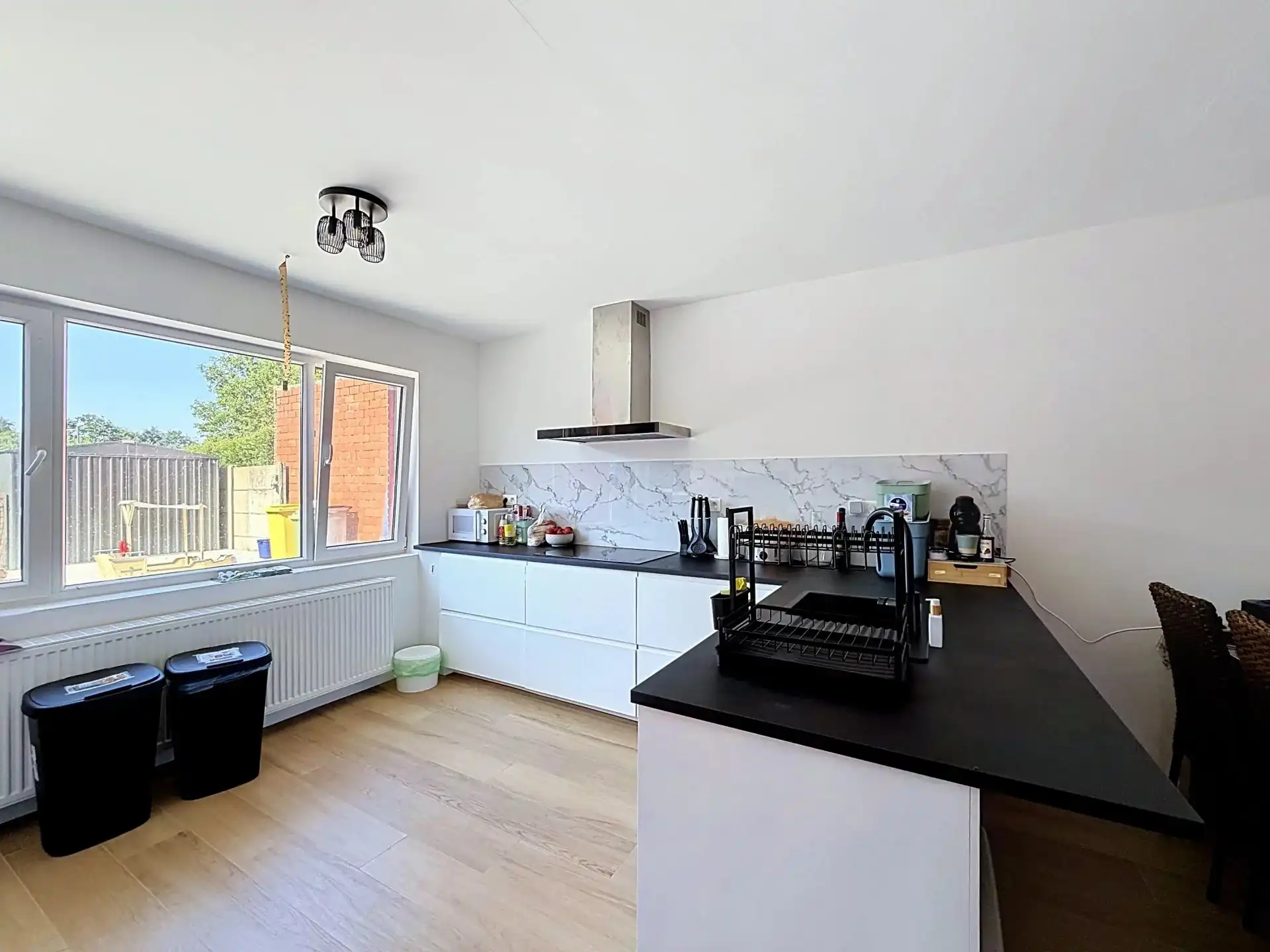 Volledig gerenoveerde woning met 4 slaapkamers op een groot perceel. foto 9