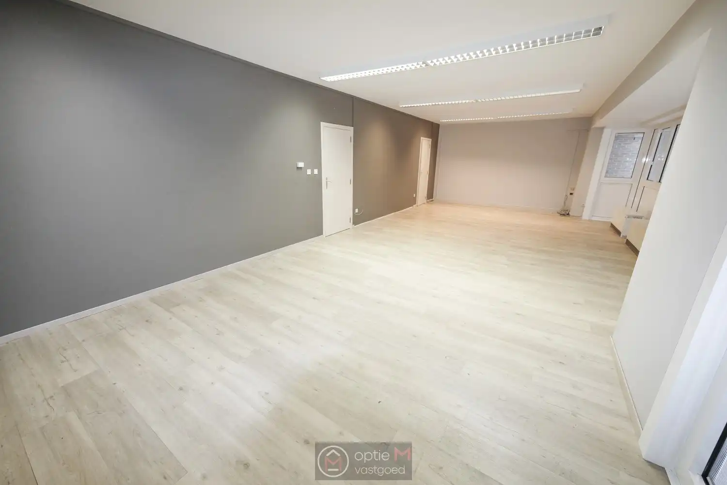 RUIM KANTOORGEBOUW OP TOPLIGGING IN BILZEN foto 16