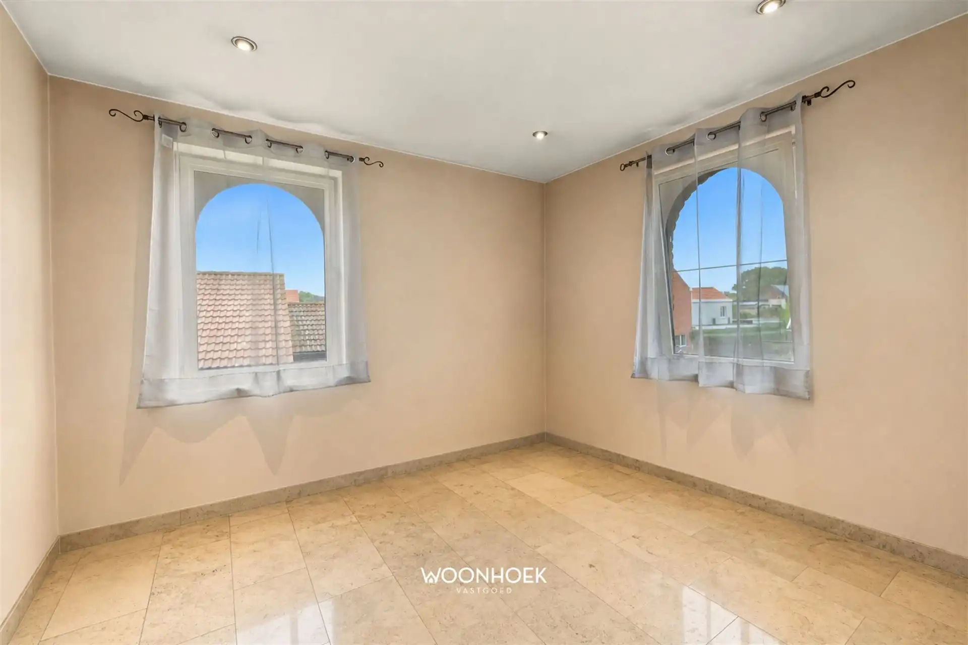 Exclusieve villa met panoramisch uitzicht en magazijn.  foto 22