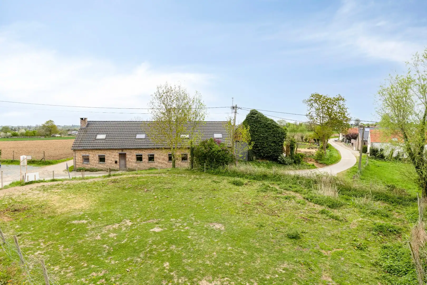 Unieke bouwgrond voor open bebouwing op 4a 67ca in een agrarisch landschap foto {{pictureIndex}}