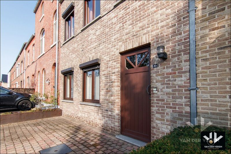 Charmante en verzorgde rijwoning met gezellig stadstuintje en 2 parkeerplaatsen in hartje Runkst foto 3