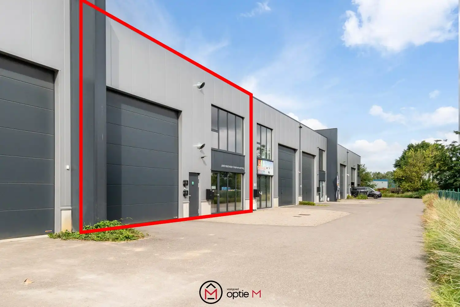 Moderne bedrijfsunit met unieke kantoren in Heusden foto {{pictureIndex}}