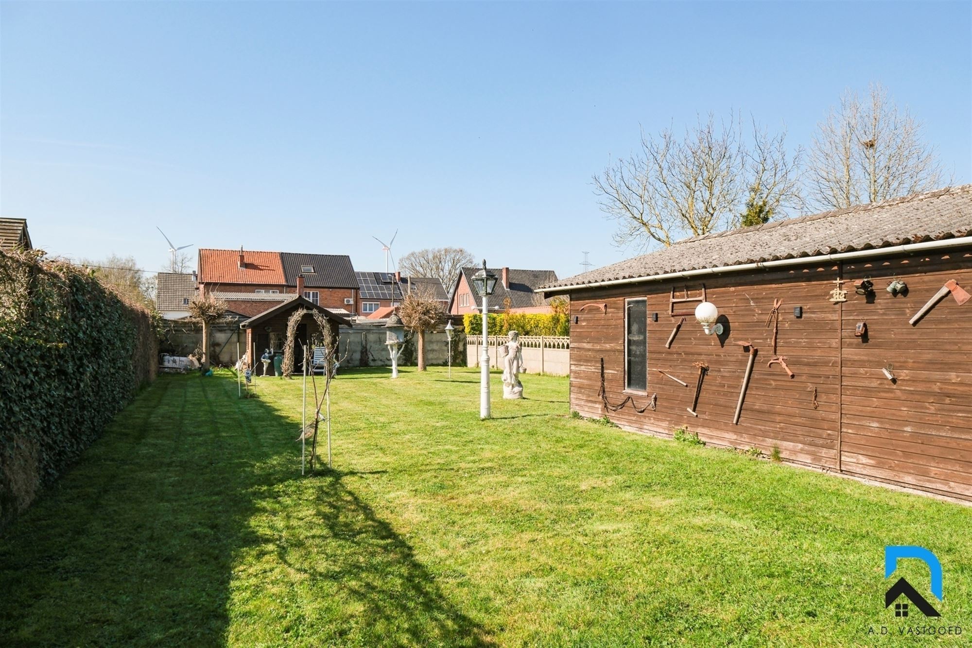 Ruime woning met grote tuin en dubbele garage foto 30