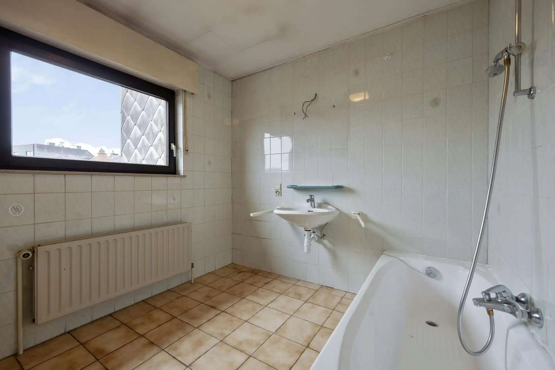 Op te frissen gezinswoning met inpandige garage en tuin op toplocatie in Strombeek! foto 17