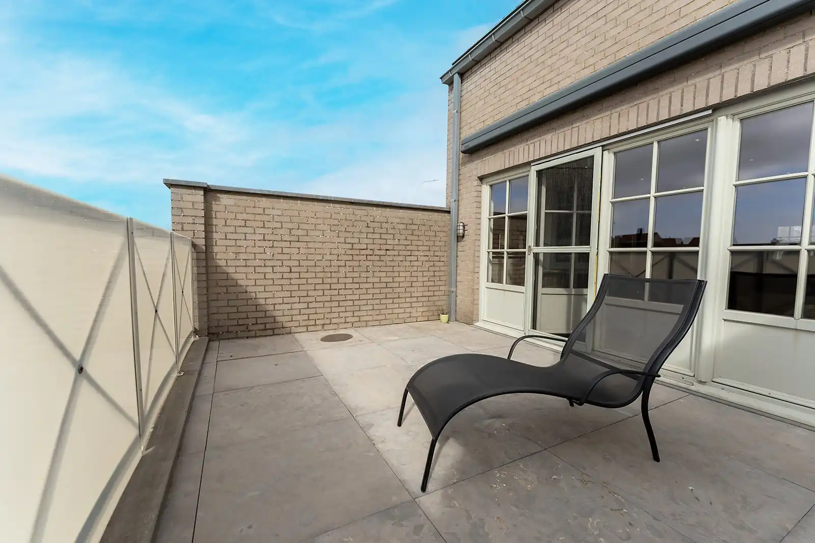 Ruim duplex appartement met garagebox te koop in Lissewege. foto 2