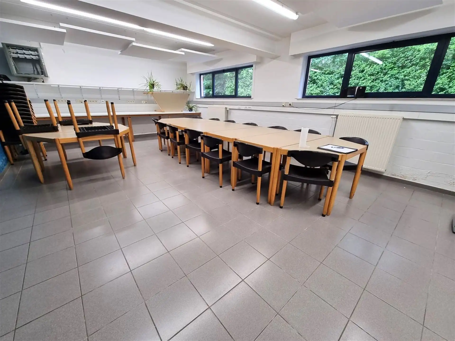 Kantoorgebouw met vergaderzalen en opleidingslokalen, bruto vloeropp 1146m² op een perceel van 44a48ca. foto 10