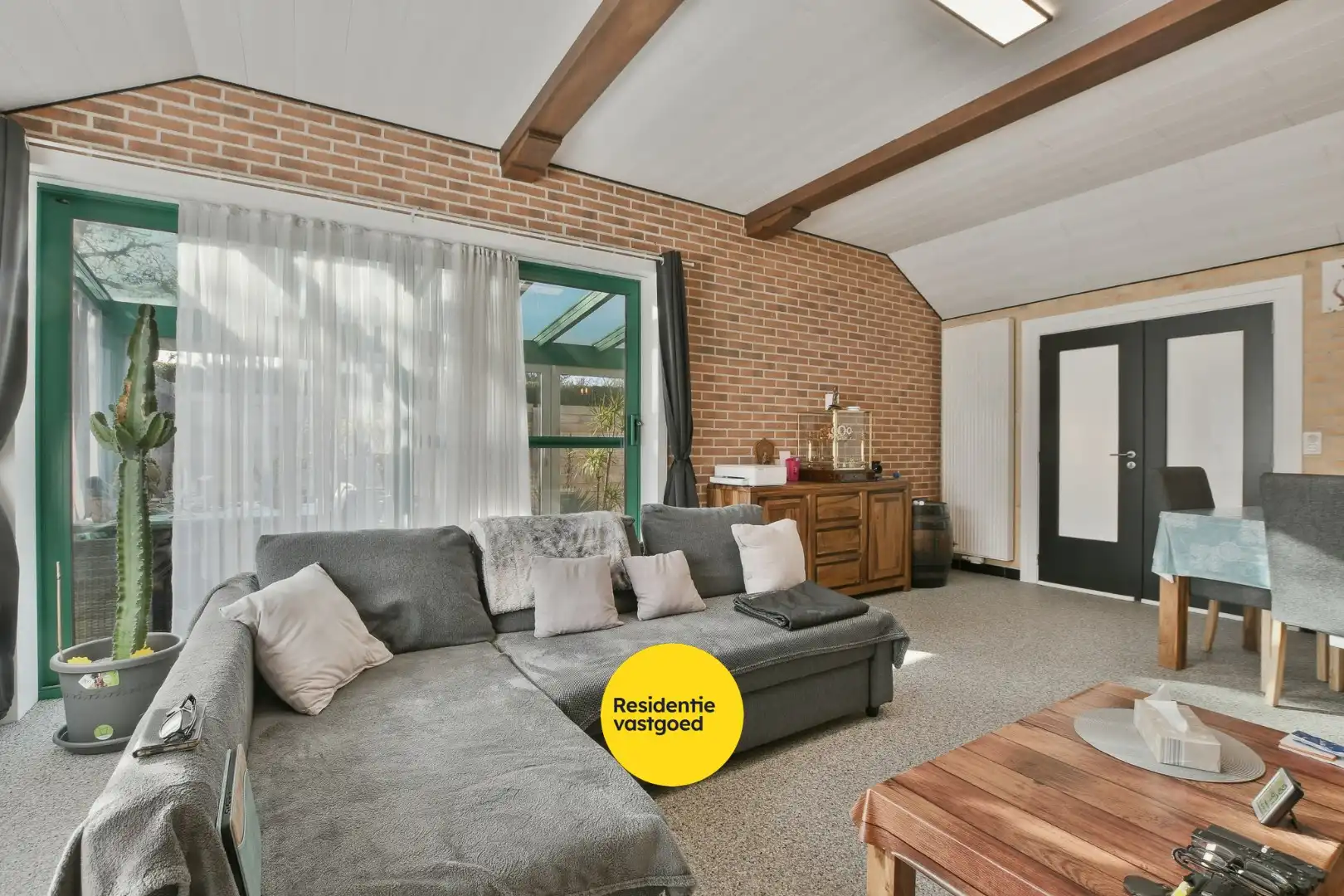 Instapklare en volledig gerenoveerde bungalow met 3 slaapkamers, tuin en garage vlak bij bos en centrum van De Haan foto 4