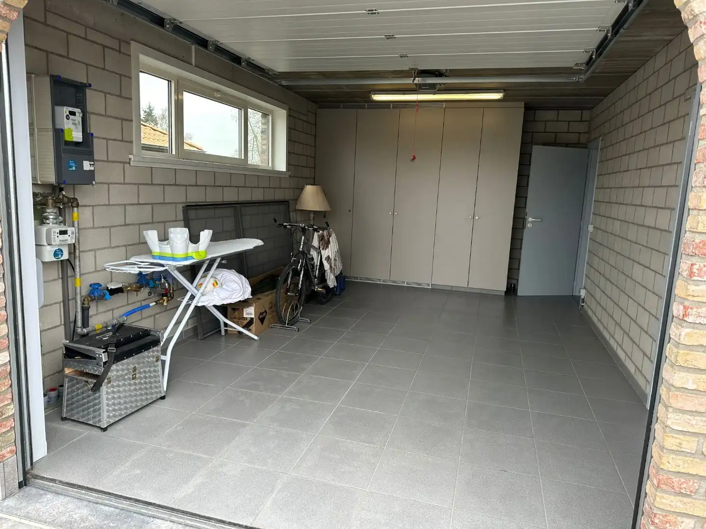 Alleenstaande woning met 3 slaapkamers, 3 garages en veel parkeermogelijkheid! foto 3