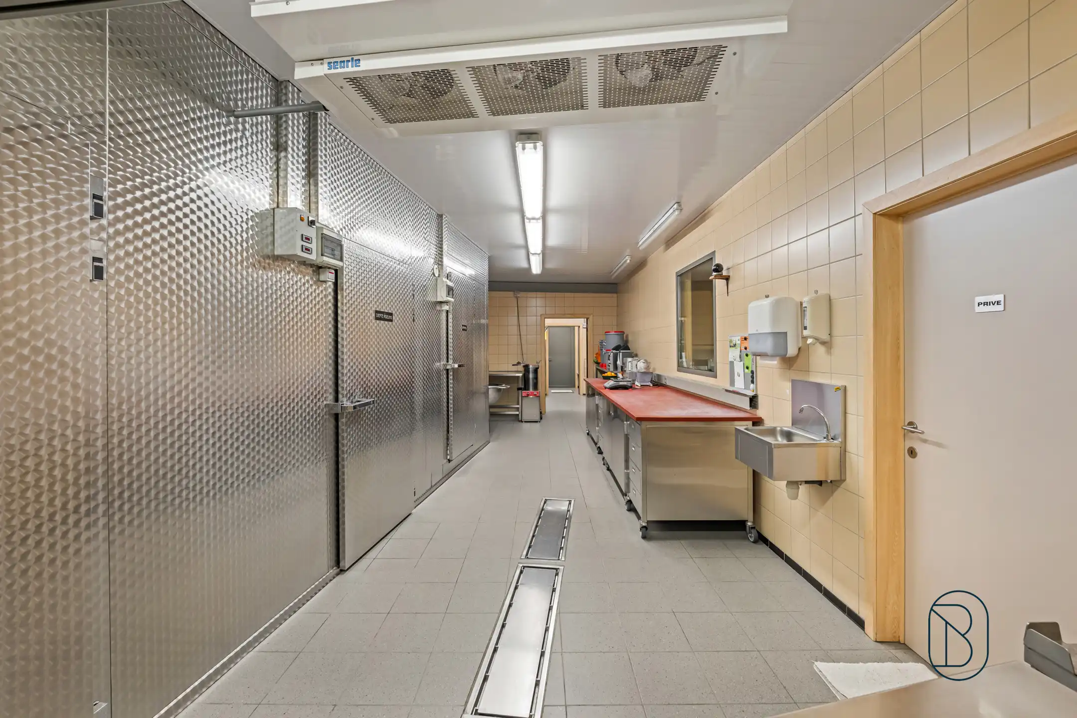 Topgelegen handelspand met woonst foto 8