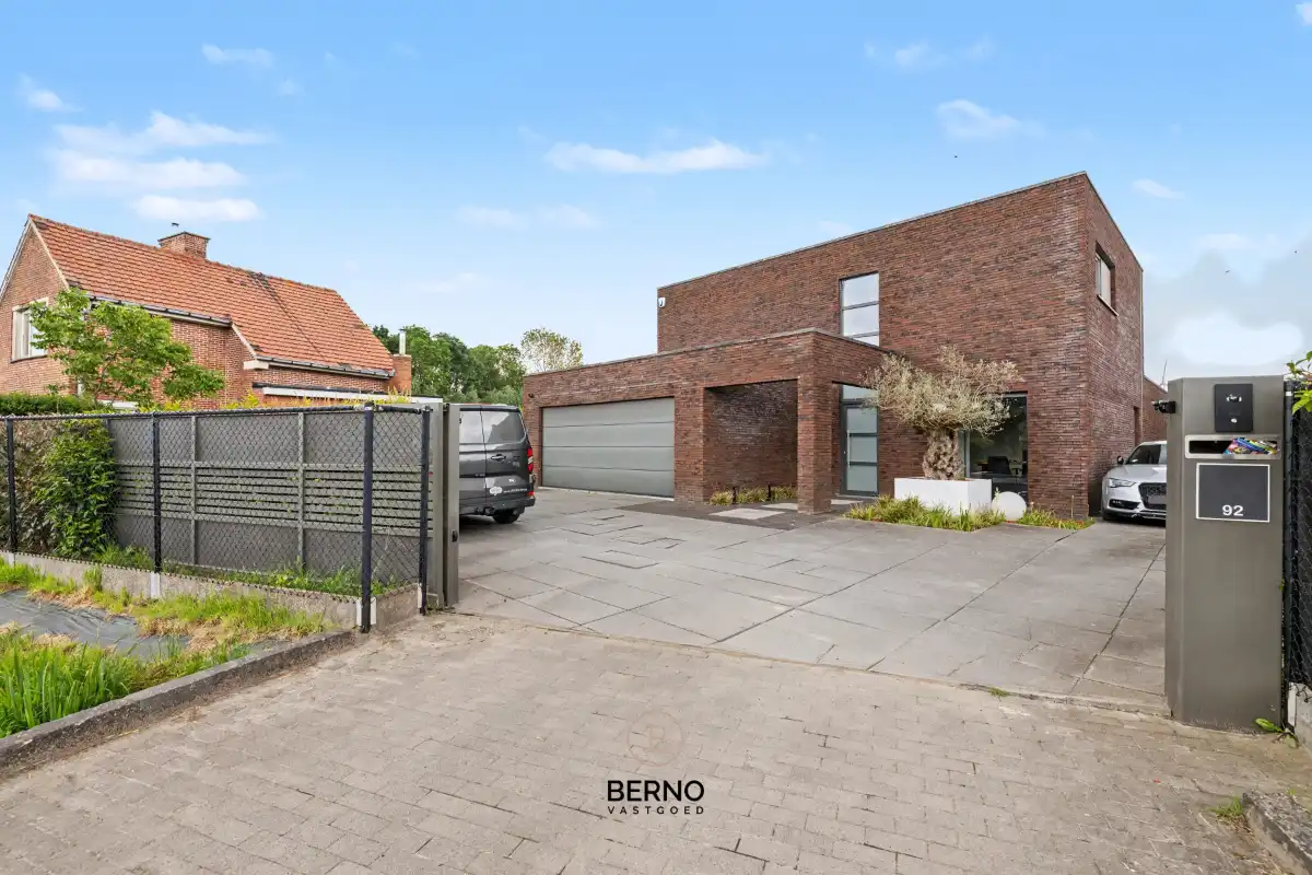 Exclusieve en moderne villa met luxe afwerking foto {{pictureIndex}}