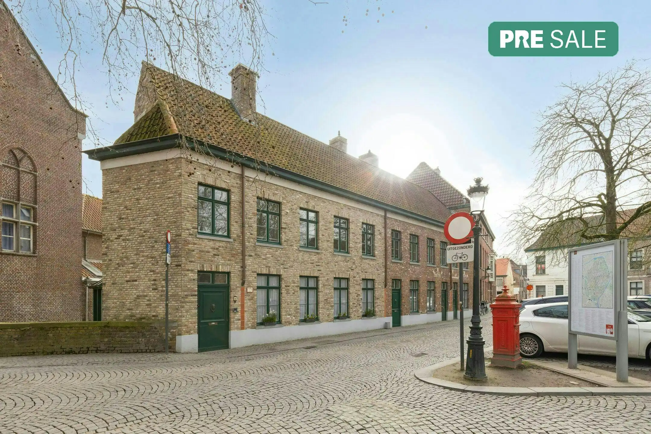 Uniek gelijkvloers appartement aan het Minnewater te Brugge foto {{pictureIndex}}