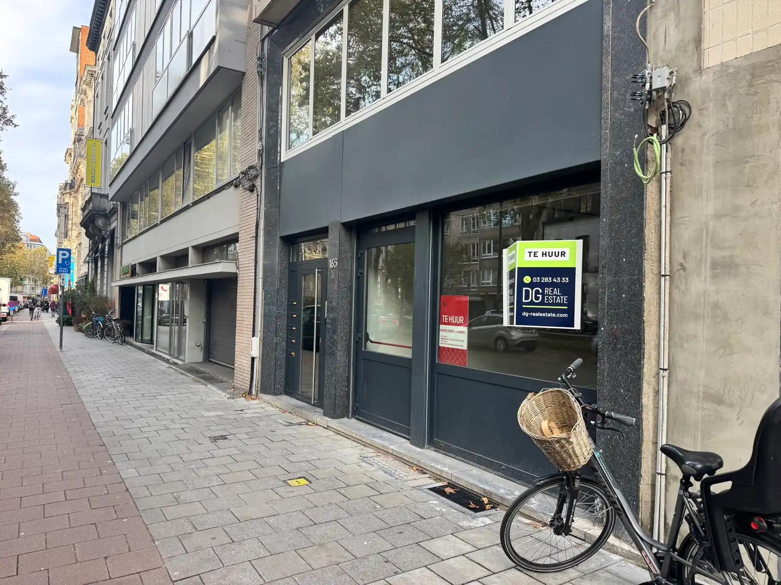 Te Huur: Instapklare winkelruimte met etalage in Antwerpen foto {{pictureIndex}}