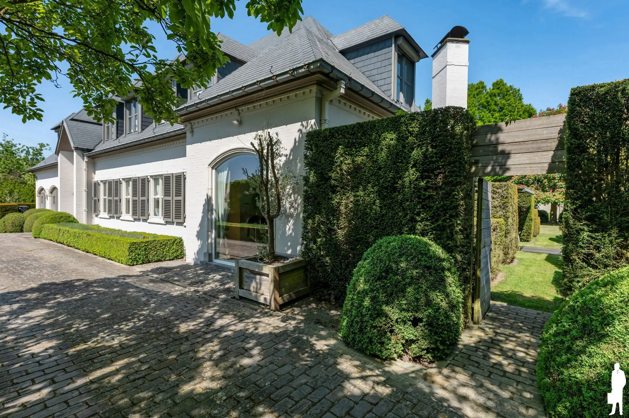 Villa met zwembad, vijver, polyval. ruimte + garage. foto 4