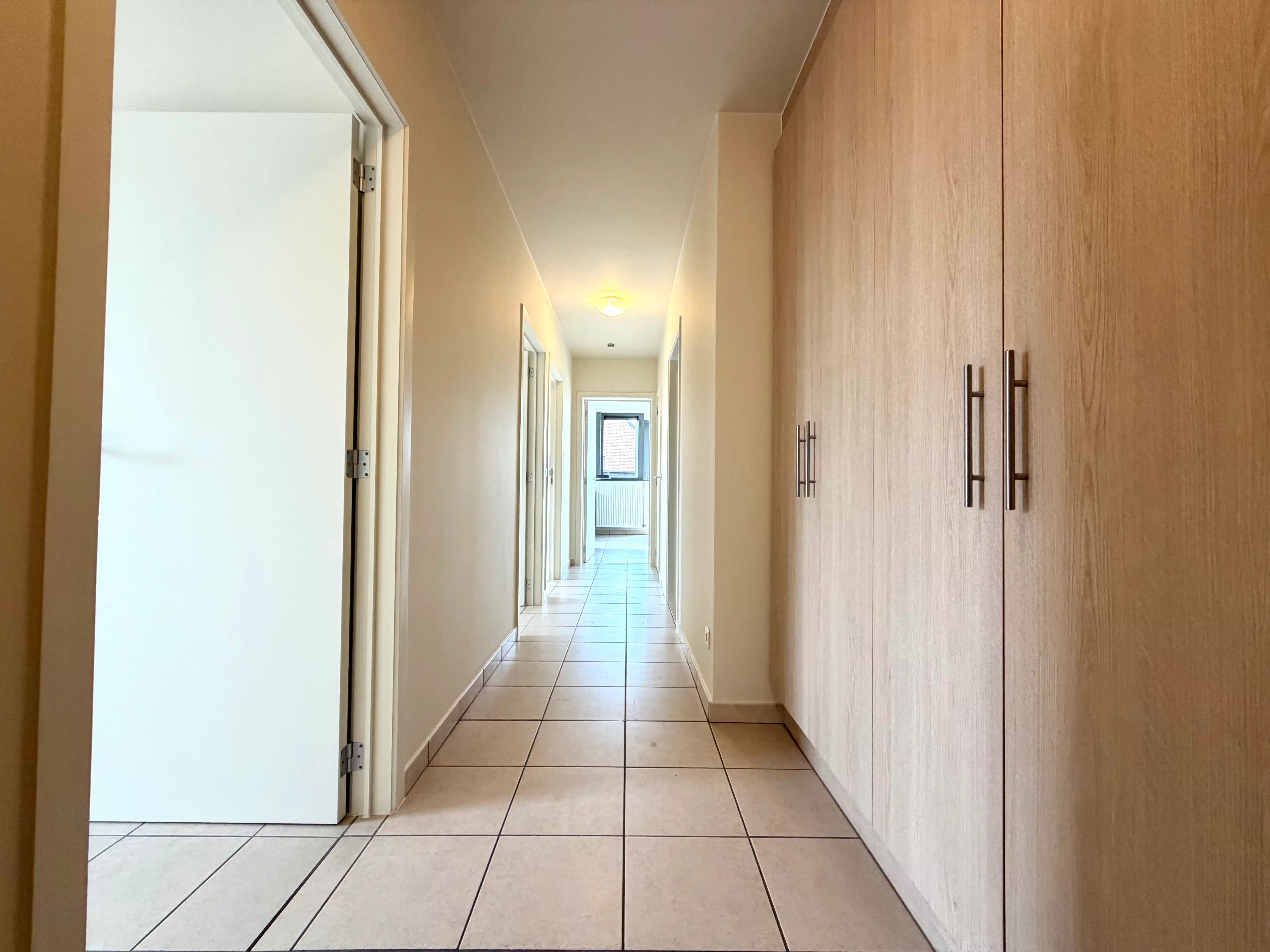 Ruim appartement met drie slaapkamers te huur in Evergem foto 2