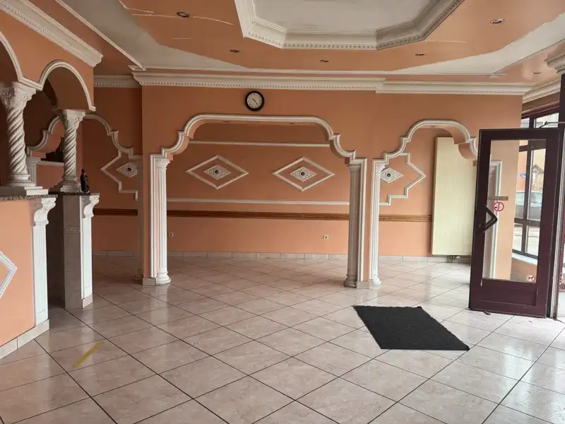 Handelspand met woonst op een strategische ligging. foto {{pictureIndex}}