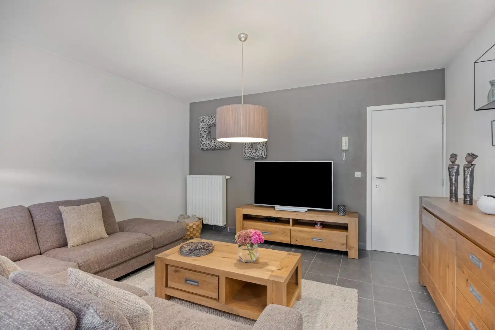 Gelijkvloers appartement met 2 slpk, 2 parkings en 2 kelderbergingen. foto 6