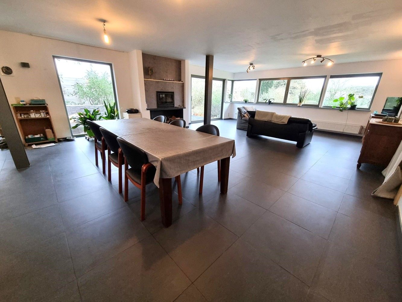 Vernieuwde woning, zeer rustig gelegen met enorm grote zolderruimte. Veel potentieel! foto 2