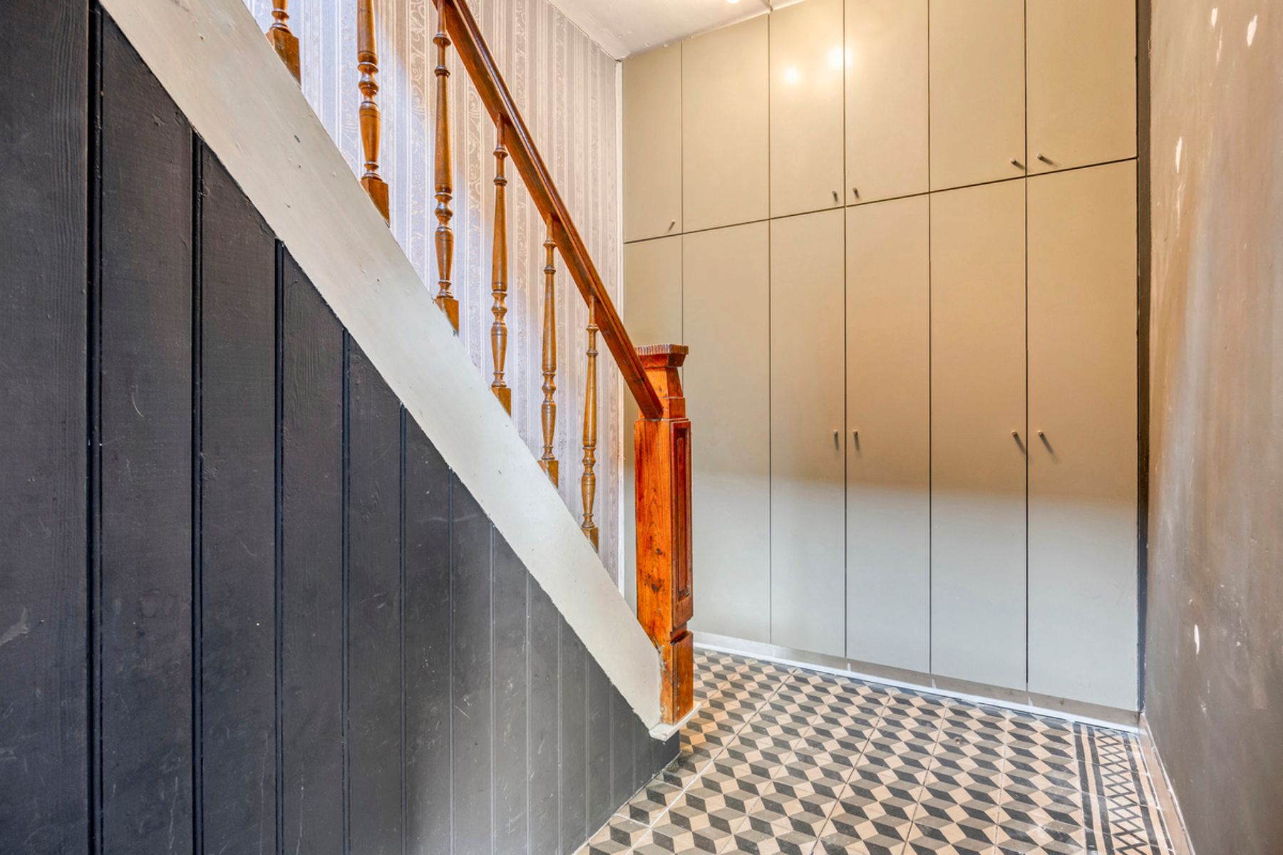 Ruim renovatieproject (226m²) met tuin aan kanaal foto 6