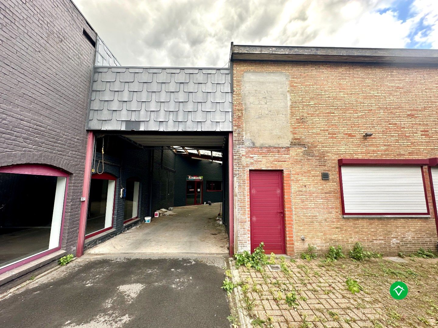 Ruime opslagruimte met uitstekende ligging en maximale visibiliteit in Torhout foto 21