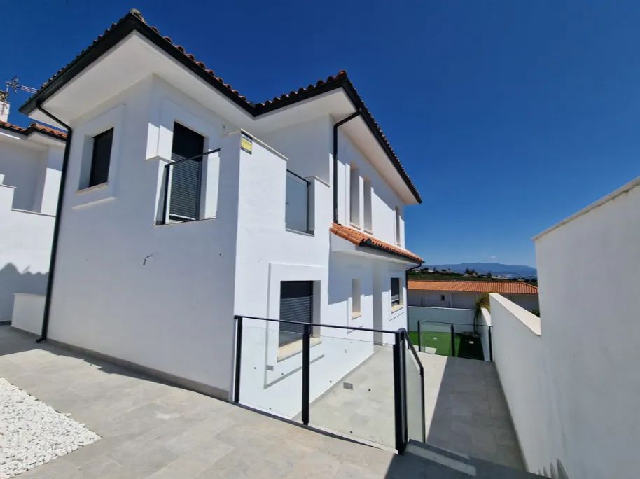 Stranddromen op wandelafstand: moderne villa’s en halfvrijstaande woningen op toplocatie in Manilva foto {{pictureIndex}}