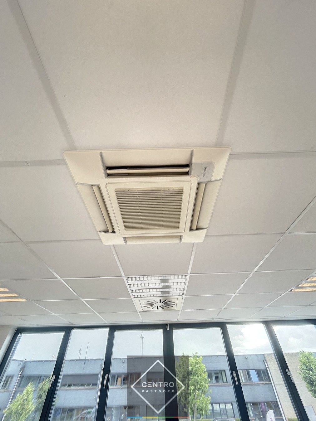 Instapklaar BEDRIJFSGEBOUW bestaande uit MAGAZIJNEN (2.685m²) met 2 LAADKADEN en instapklare KANTOREN (600m²) op industriezone "Herdersbrug" te Brugge foto 15