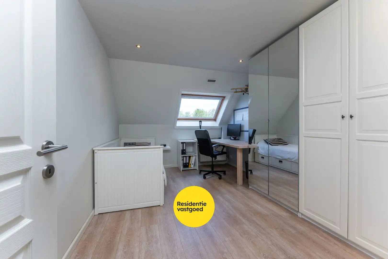 Exclusieve villa met zwembad en poolhouse in de nieuwe St-Annawijk te Sint-Andries foto 24