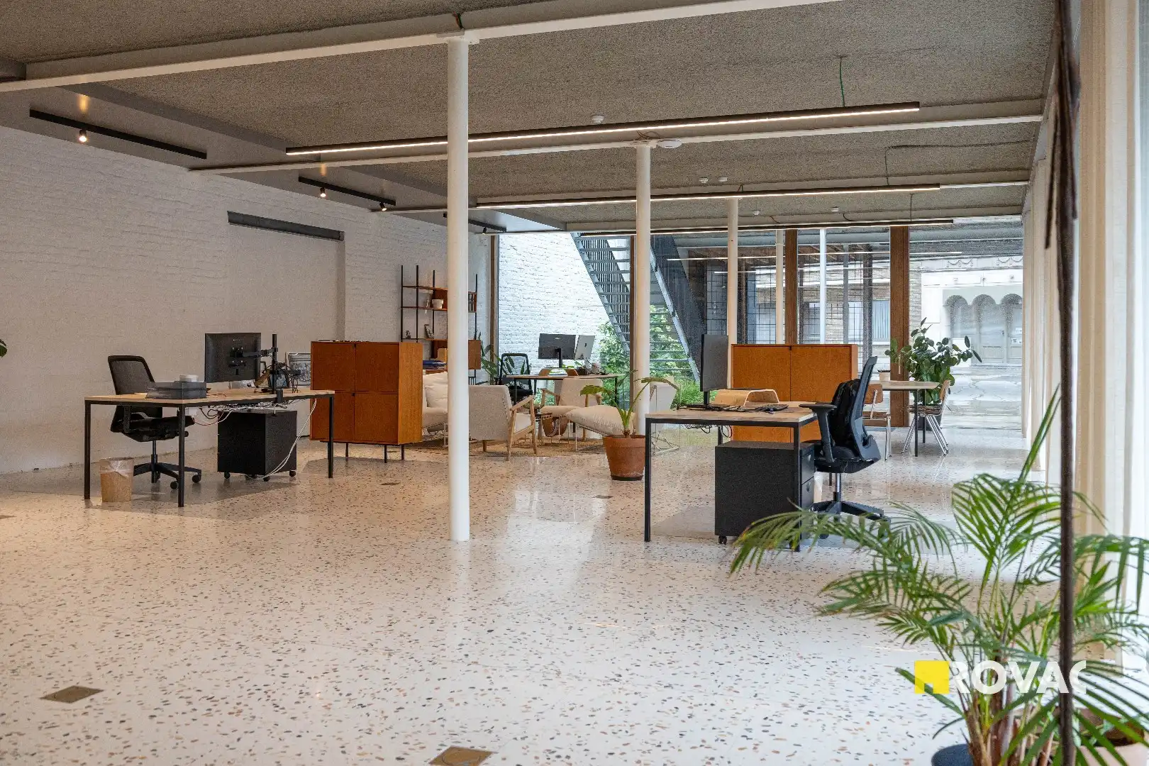 Stijlvolle en instapklare kantoorruimte met binnentuin in centrum Izegem foto 2