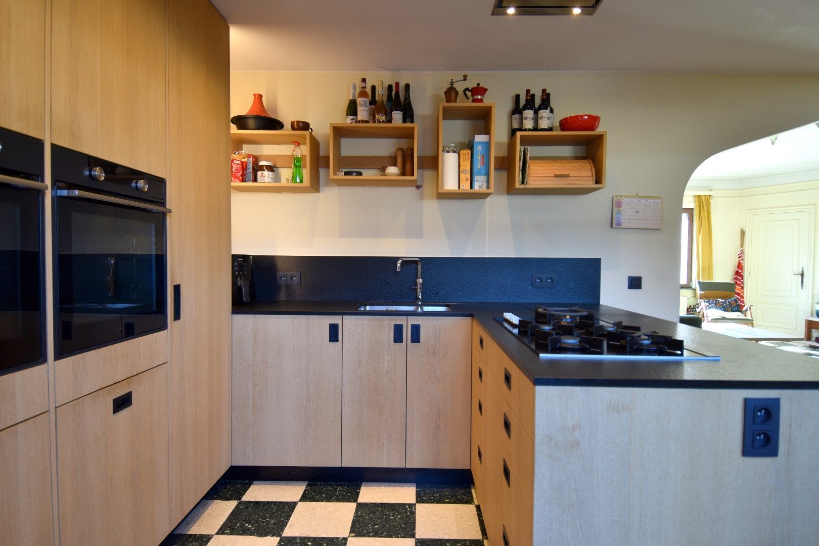 Karaktervolle burgerwoning met 2 slaapkamers, garage/werkplaats en zonneterras in hartje Kortrijk te koop foto 8