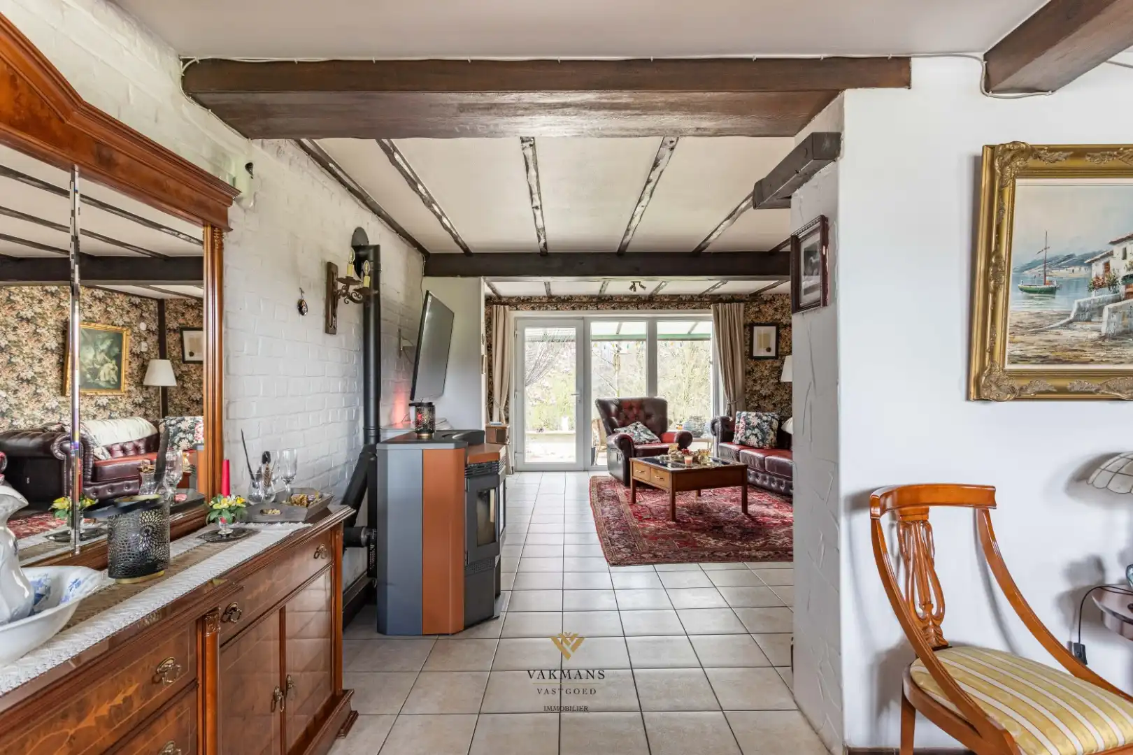 Ruime alleenstaande woning met garage in heuvelachtige omgeving foto 17