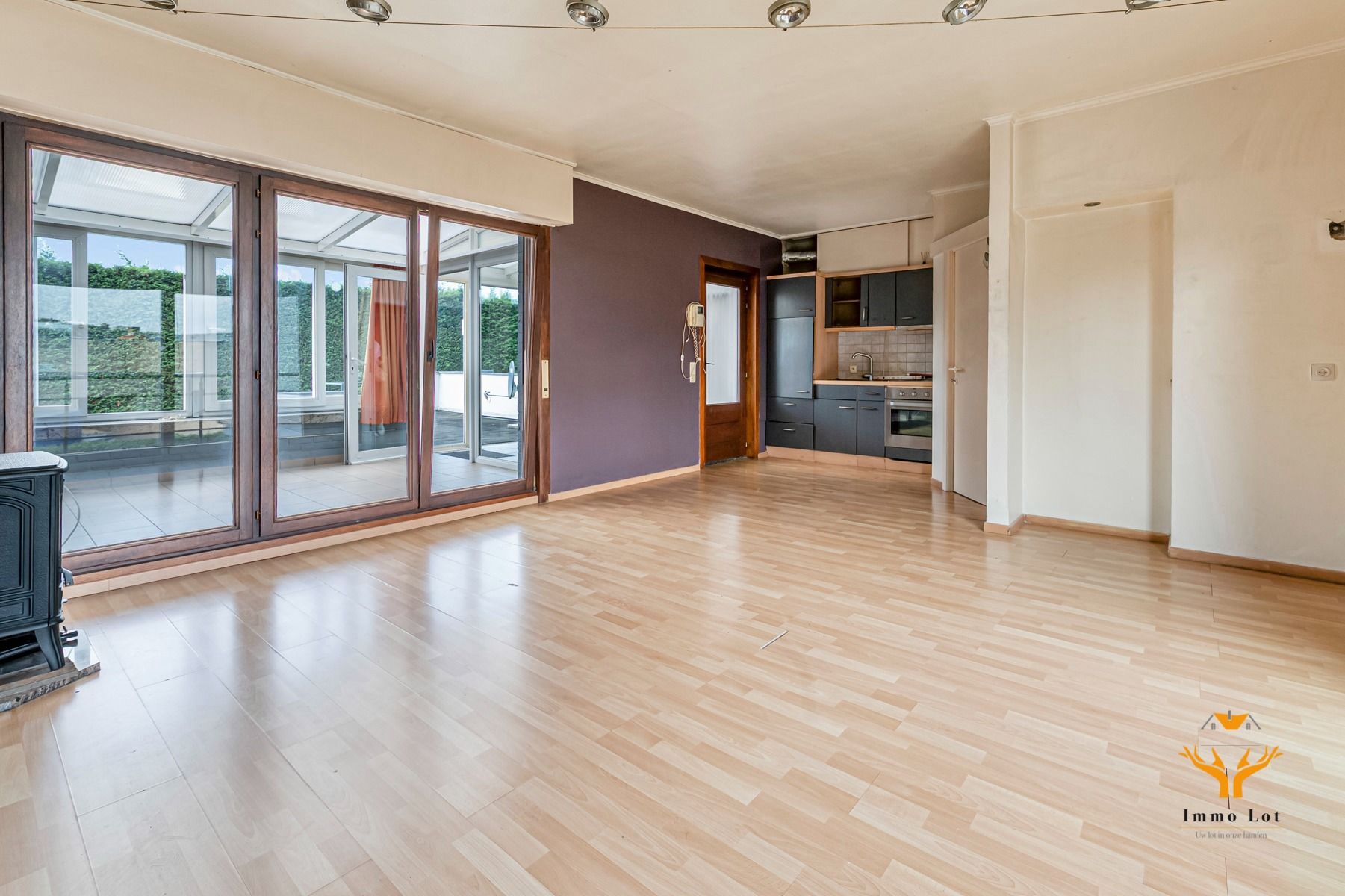 Op te frissen appartement met ruim terras foto 3