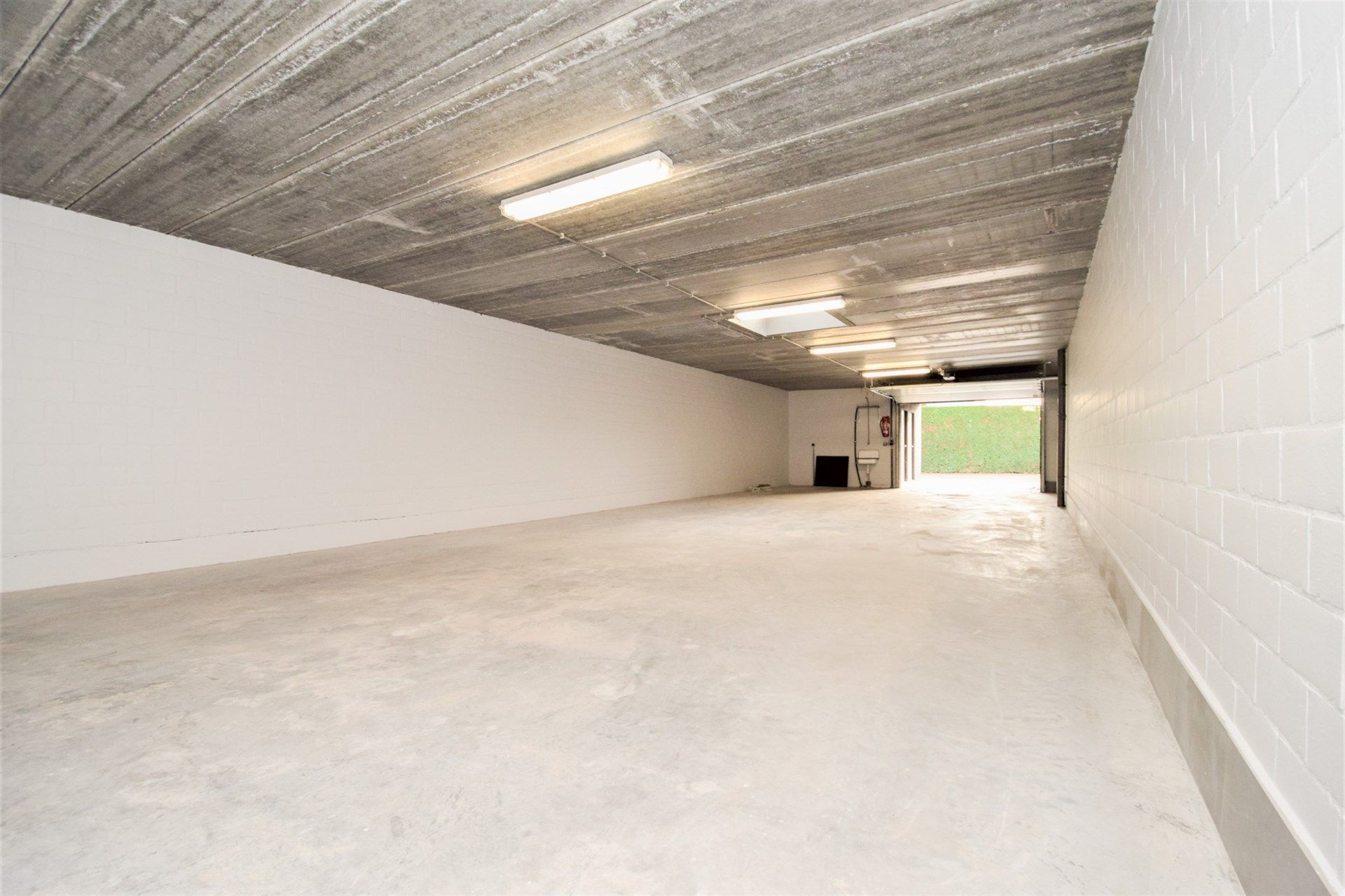 Magazijn nabij het centrum van Sint-Gillis-Waas foto 2