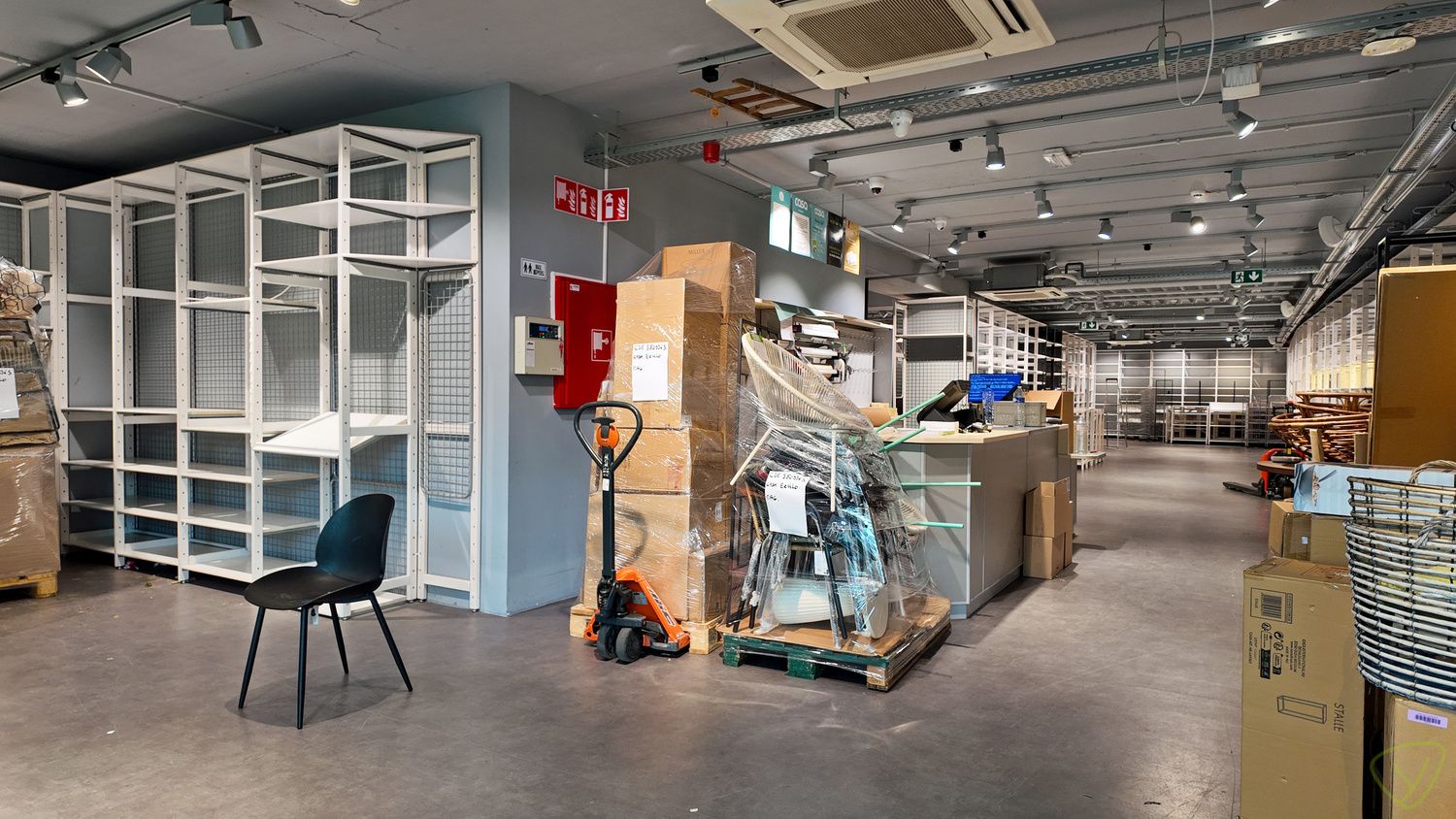 Exclusieve handelsruimte te huur op één van de commercieel gunstigste locaties te Eeklo! foto 2