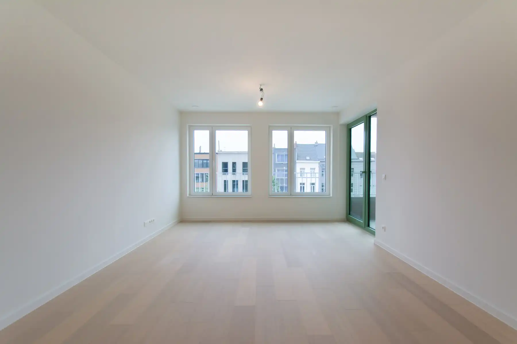 Prachtig instapklaar 2- kamer appartement met groot terras foto 3