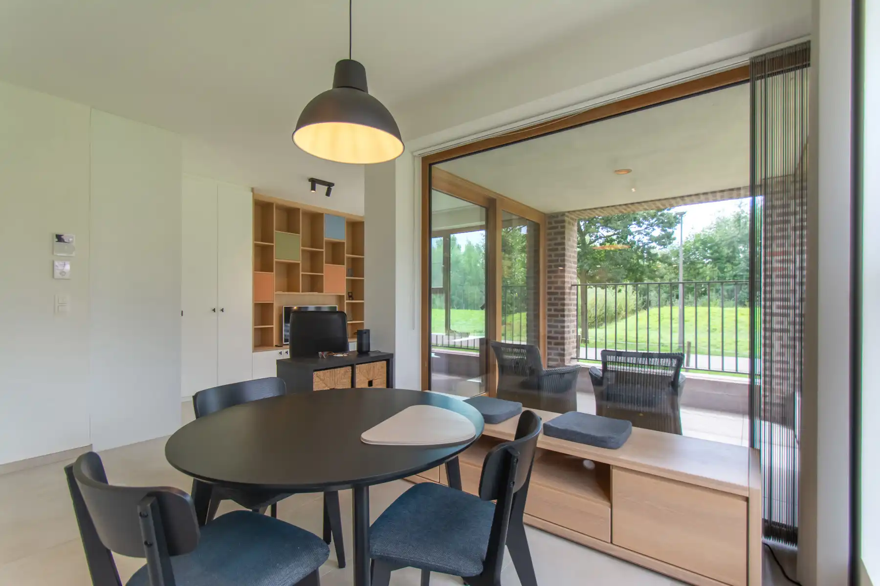 Rustig gemeubeld en comfortabel 1slpk appt. met mooi terras  foto 2