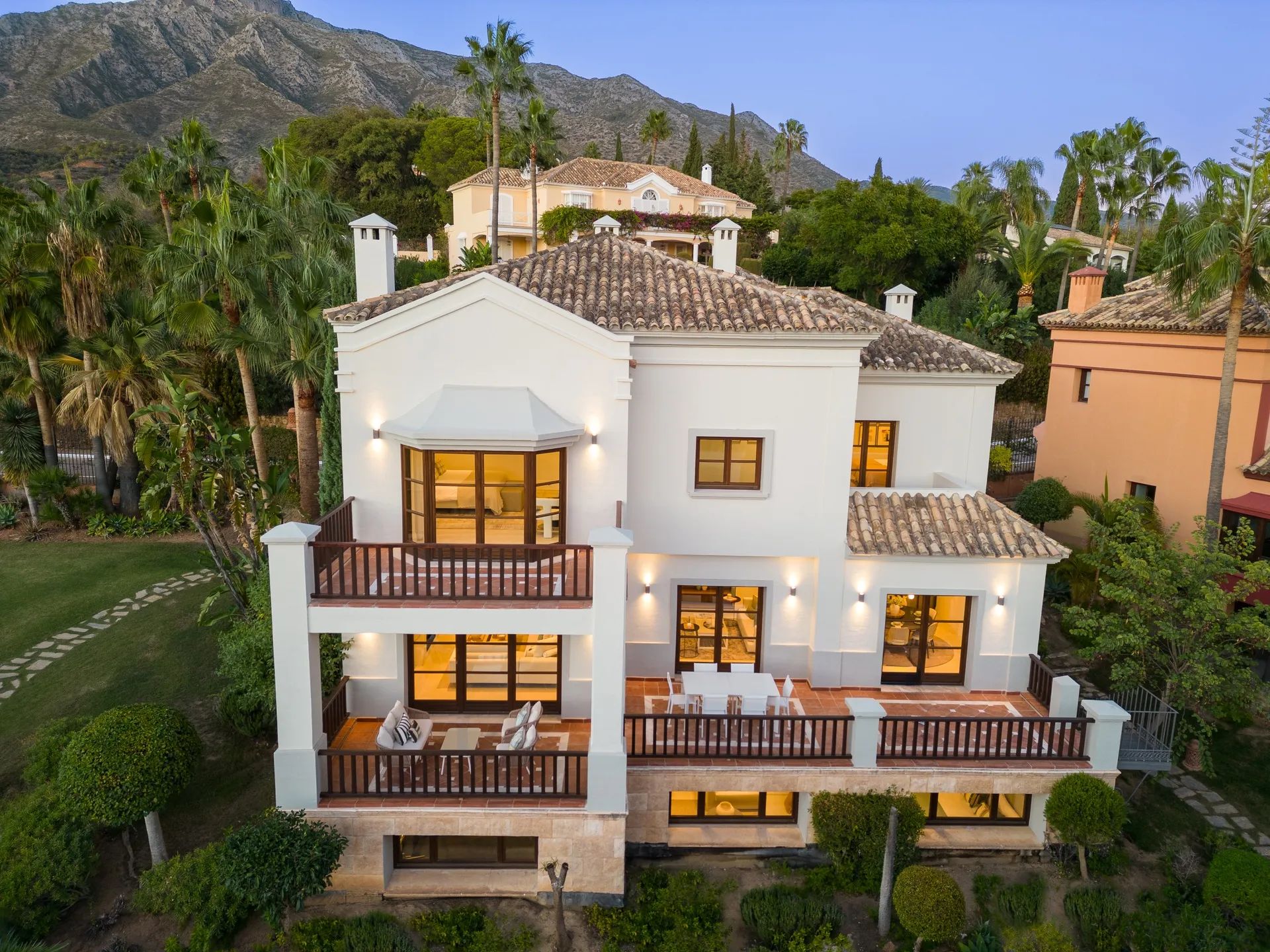 Ervaar de perfecte mix van Mediterrane charme en moderne luxe in deze exclusieve villa in Sierra Blanca foto {{pictureIndex}}