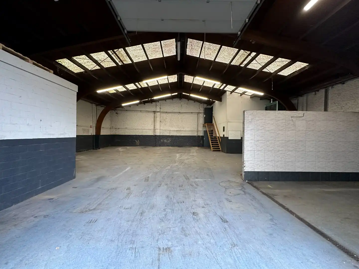 Magazijn met toonzaal te koop in centrum Heule. foto 7