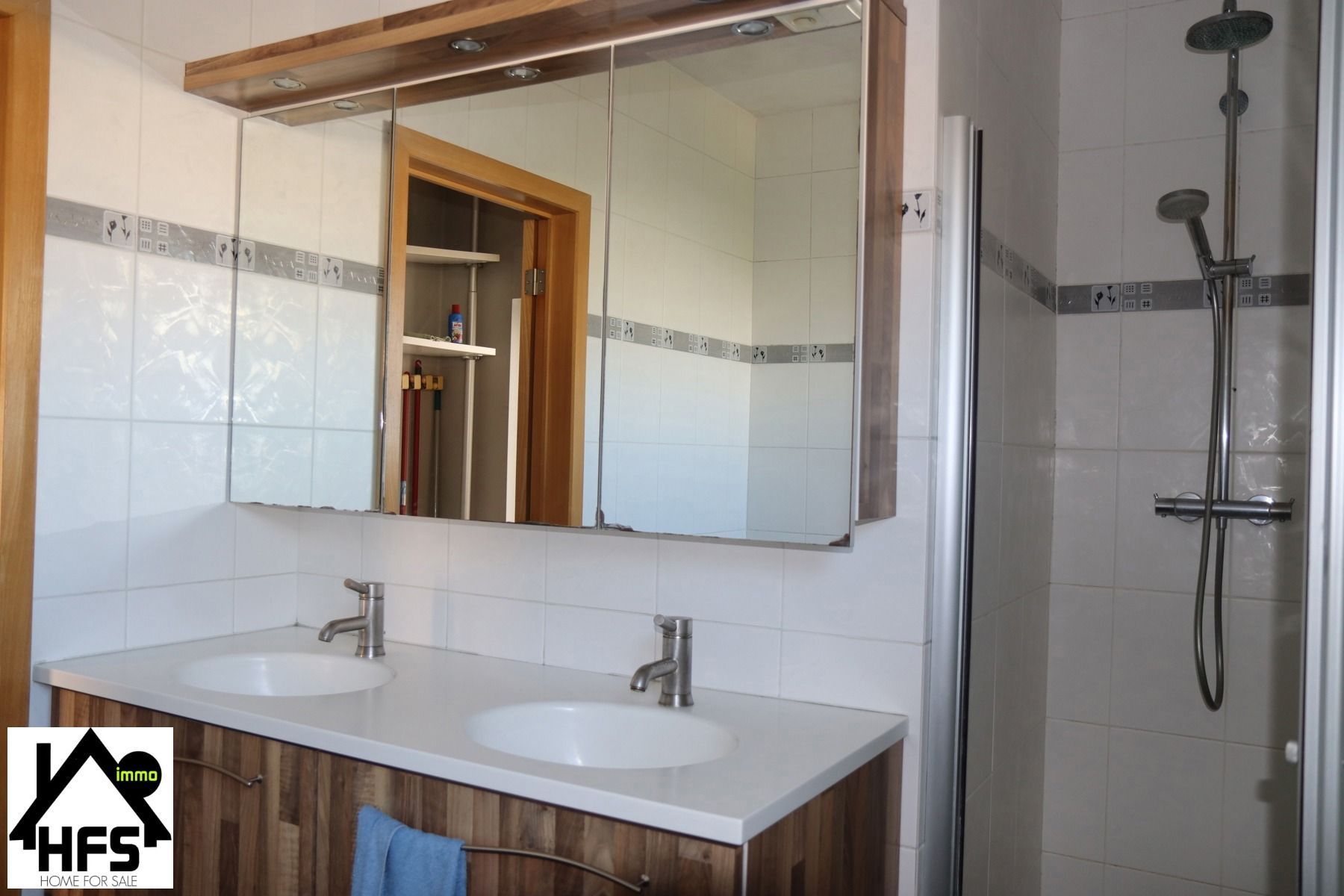 Ruime op te frissen villa met zicht op de weides met tof bijgebouw foto 13