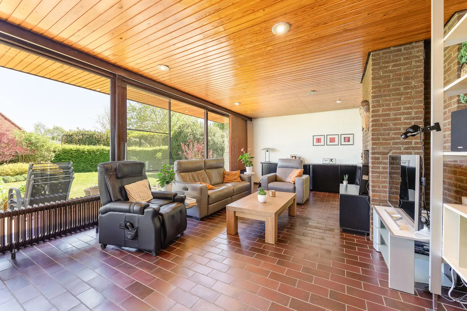 Laagbouwwoning met 3 slaapkamers op een perceel van 708m². foto 2