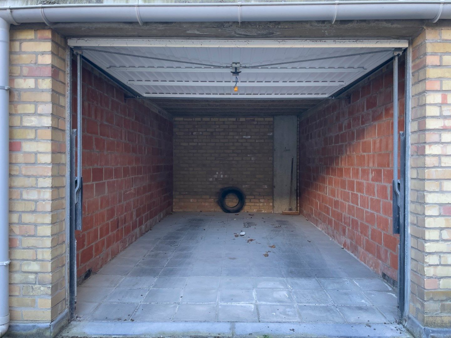 Garagebox gelegen op het gelijkvloers, vlakbij het Lichttorenplein. foto 6