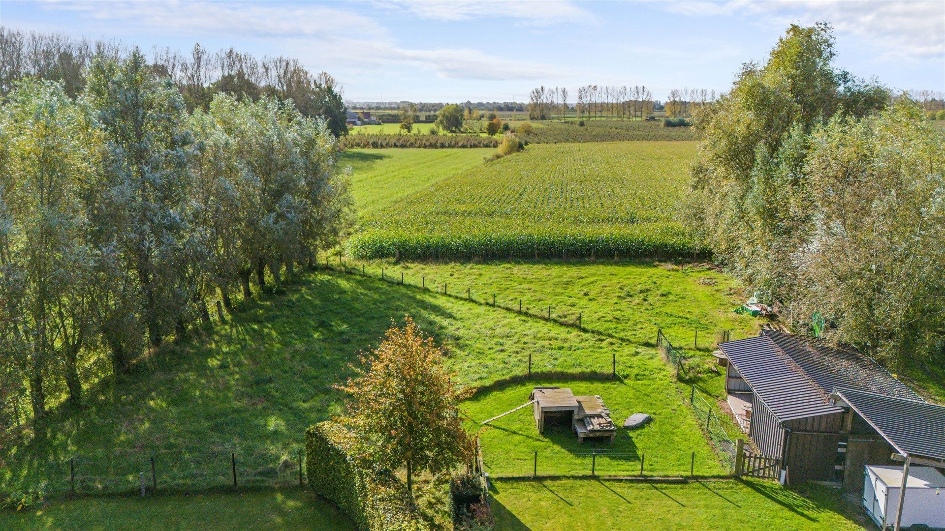 Instapklare gezinswoning met paardenstal en weide op een perceel van 2.639m² foto 27